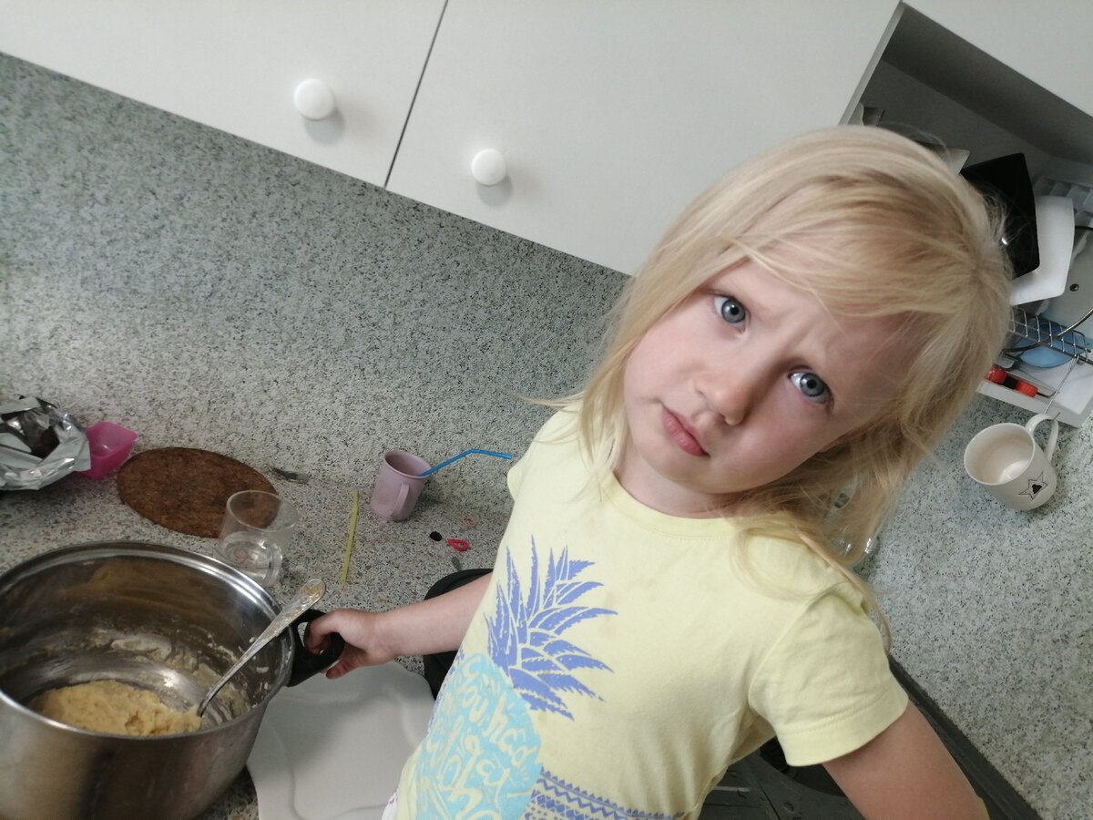 Замешивает тесто)))