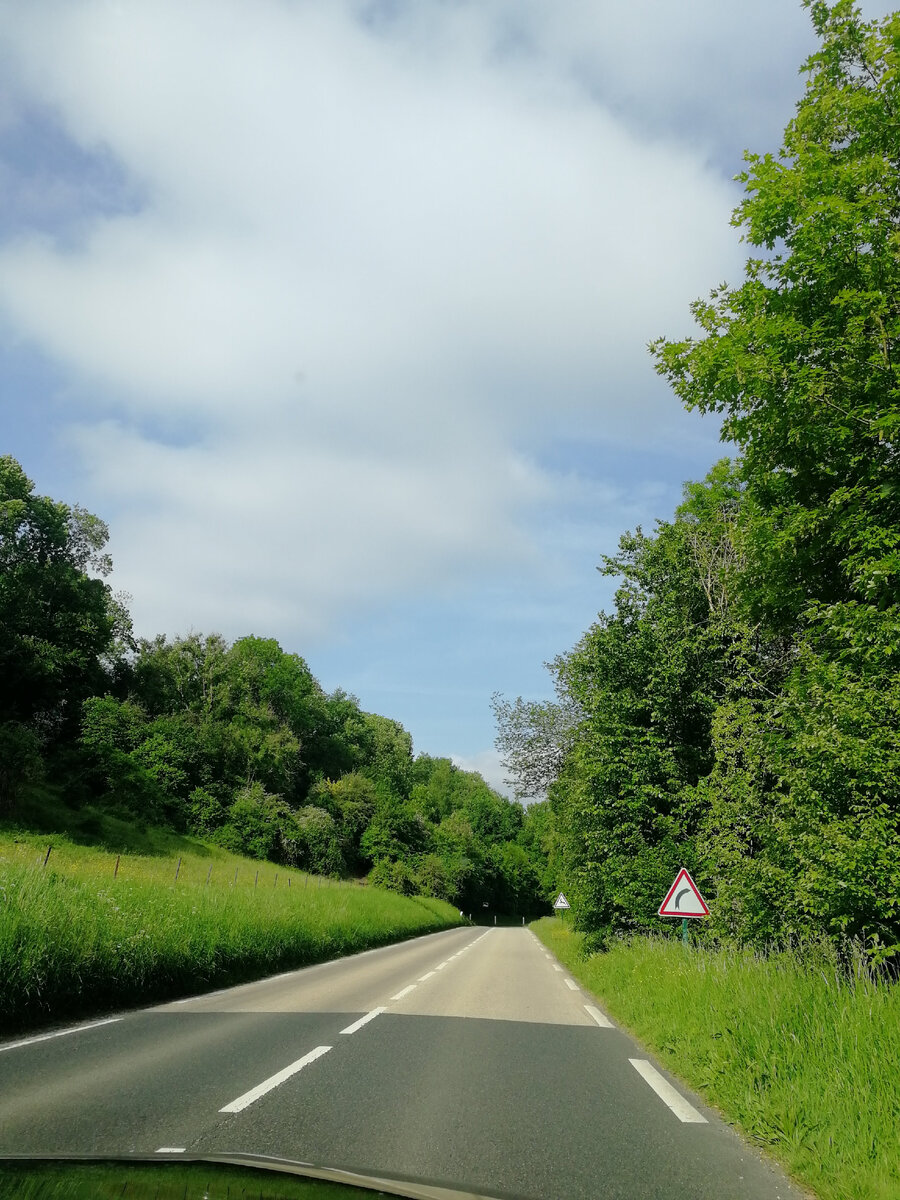 В целом французские дороги не слишком отличаются от российских. Разве что ровнее. Природа +- похожая. 