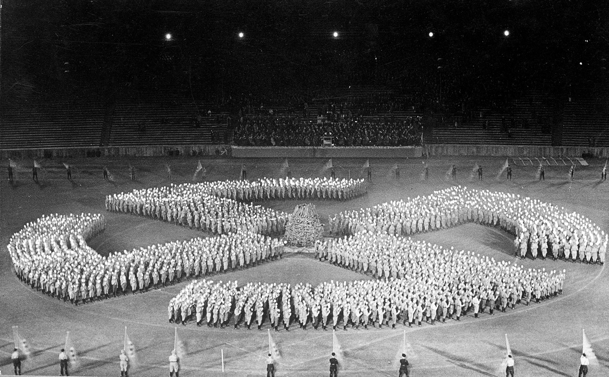Фашистская германия годы. Берлин 1936 олимпиада нацистов. Олимпийский стадион Берлин 1936 Гитлер. Олимпиада Берлин 1936 свастика. Третий Рейх в Германии 1933.
