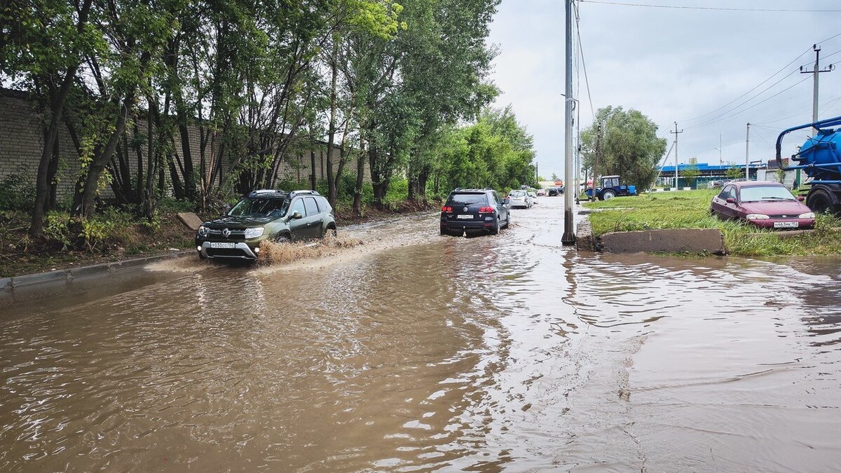     В Приморье объявлено штормовое предупреждение. По краю пройдут сильные, а местами — очень сильные осадки.