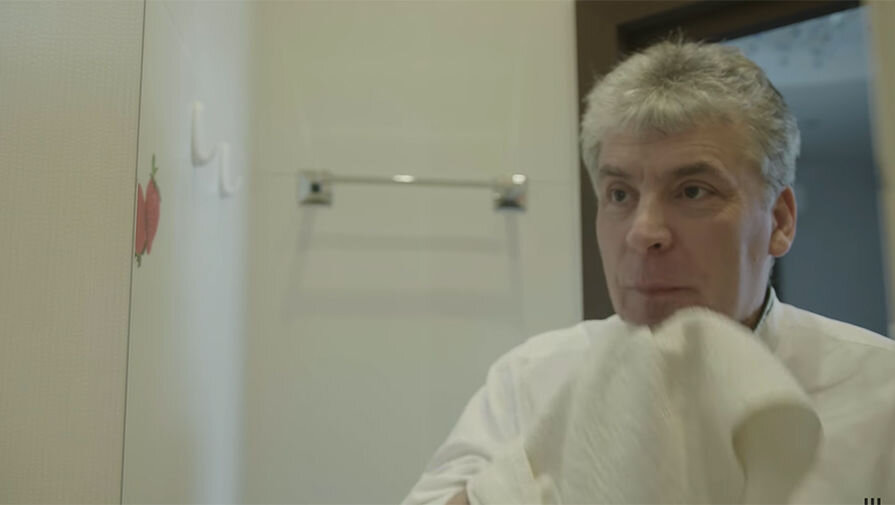 Основной противник - кандидат от КПРФ Павел Грудинин, на следующий же день после голосования сбрил усы, признав поражение в пари с Юрием Дудём, которому он обещал набрать не меньше 15%. А получил в итоге 12% (изображение: https://img.gazeta.ru/files3/523/11694523/upload-1361612-pic905-895x505-19393.jpg)