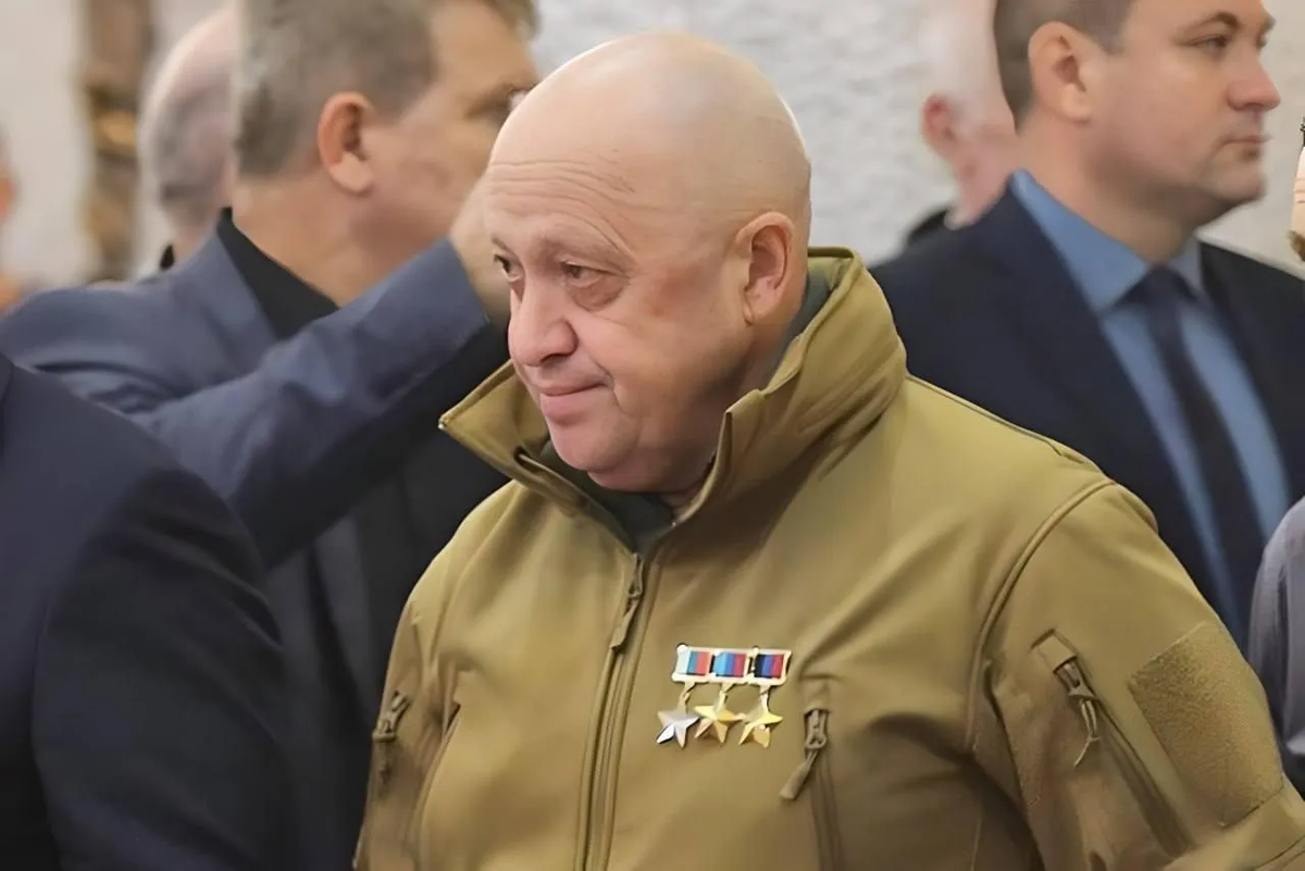 Довольно странная смерть Евгения Пригожина заставила вспомнить некоторые не менее странные события, предшествующие авиакатастрофе 23 августа. Пригожин Герой РФ. Такое звание просто так не присваивают.-2