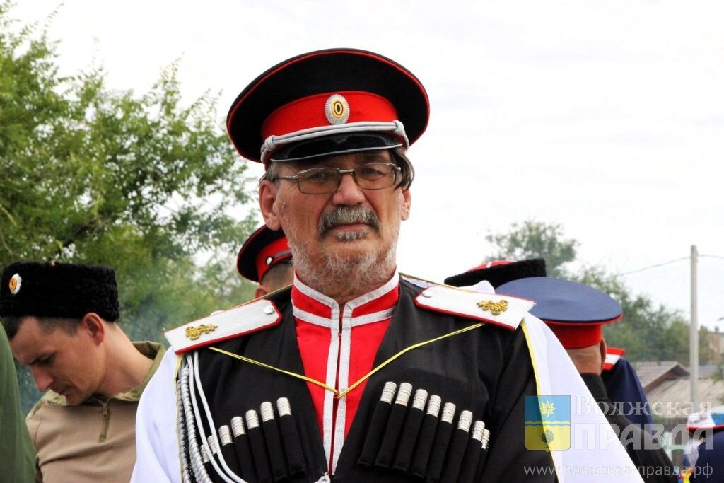 Казаки на праздник надели свои лучшие мундиры📷    В Волжском состоялся VIII Константиновский фестиваль казачьей культуры и быта
