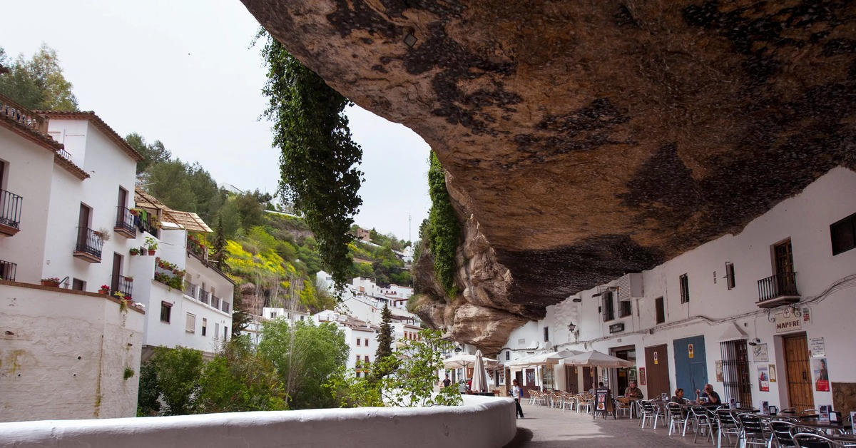 Андалусия. Сетениль-де-лас-бодегас. Под скалой. Андалусия. Городка сетениль-де-лас-бодегас, испания.