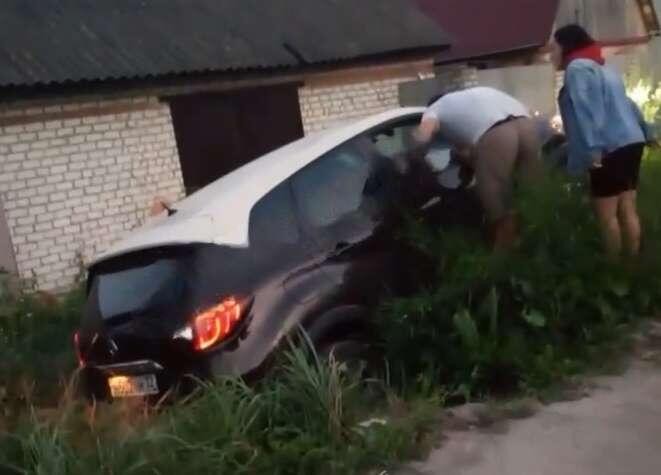    На окраине Брянска барышня-водитель с дитем в машине вылетела с дороги в канаву avchernov
