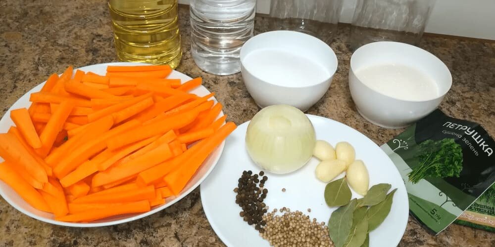 Зимой конкуренцию соленым огурчикам может составить ароматная маринованная морковь с чесноком и луком. Эта пряная заготовка хороша и как сама по себе, и как добавка в различные салаты и другие закуски.-2