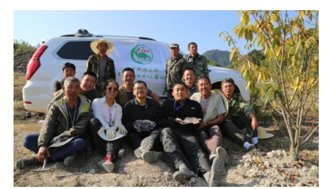 Команда исследователей из Института палеонтологии и палеоантропологии позвоночных и Института геологической службы провинции Фуцзянь на месте обнаружения Fujianvenator prodigiosus.