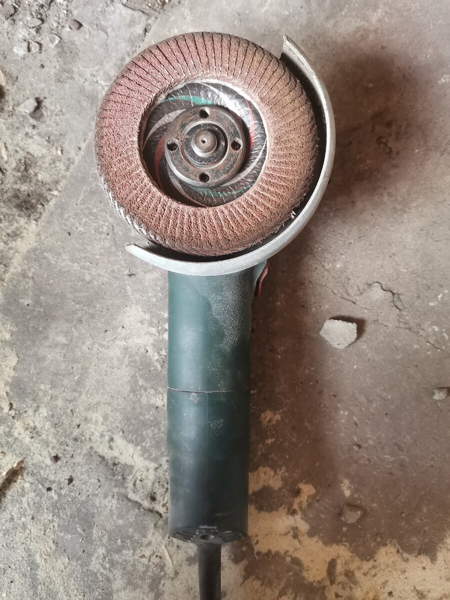 На УШМ лепестковый диск