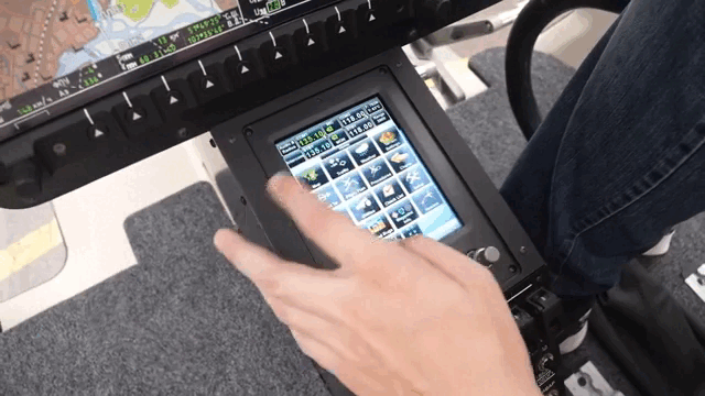 Демонстрация управления авионикой на вертолёте "АТМ"-121 (GIF видео).