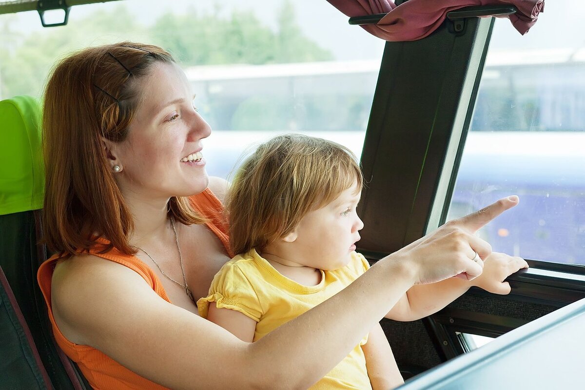 Поехать маму друга. Автобус для детей. Общественный транспорт для детей. Автобус родители дети. Мама с ребенком в автобусе.