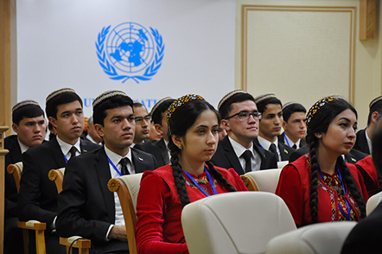 Туркменские студенты. Фото с сайта Tm.one.un.org