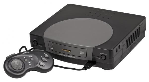 В качестве носителей в Panasonic 3DO Interactive Multiplayer использовались CD-диски, что в то время было в новинку. Джойстики оставались еще трехкнопочными, но на торце появились уже два шифта, часто применяемые в играх. Геймпады были несколько необычными – они подключались друг к другу (некоторые игры на этой консоли поддерживали до 6 игроков). Кроме того, на джойстиках были собственные регуляторы громкости и даже входы для наушников! Соответственно, джойстики можно было использовать не только как игровые манипуляторы, но и как пульты ДУ для прослушивания музыки. Сейчас это уже, конечно, никого не удивляет, но в первой половине 90-х было в новинку.