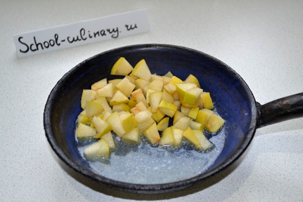 Карамелизированная груша ломтиками. Как карамелизировать грушу. Сахар на сковороде карамель. Карамелизировать грушу на сковороде. Карамелизированные груши на сковороде.