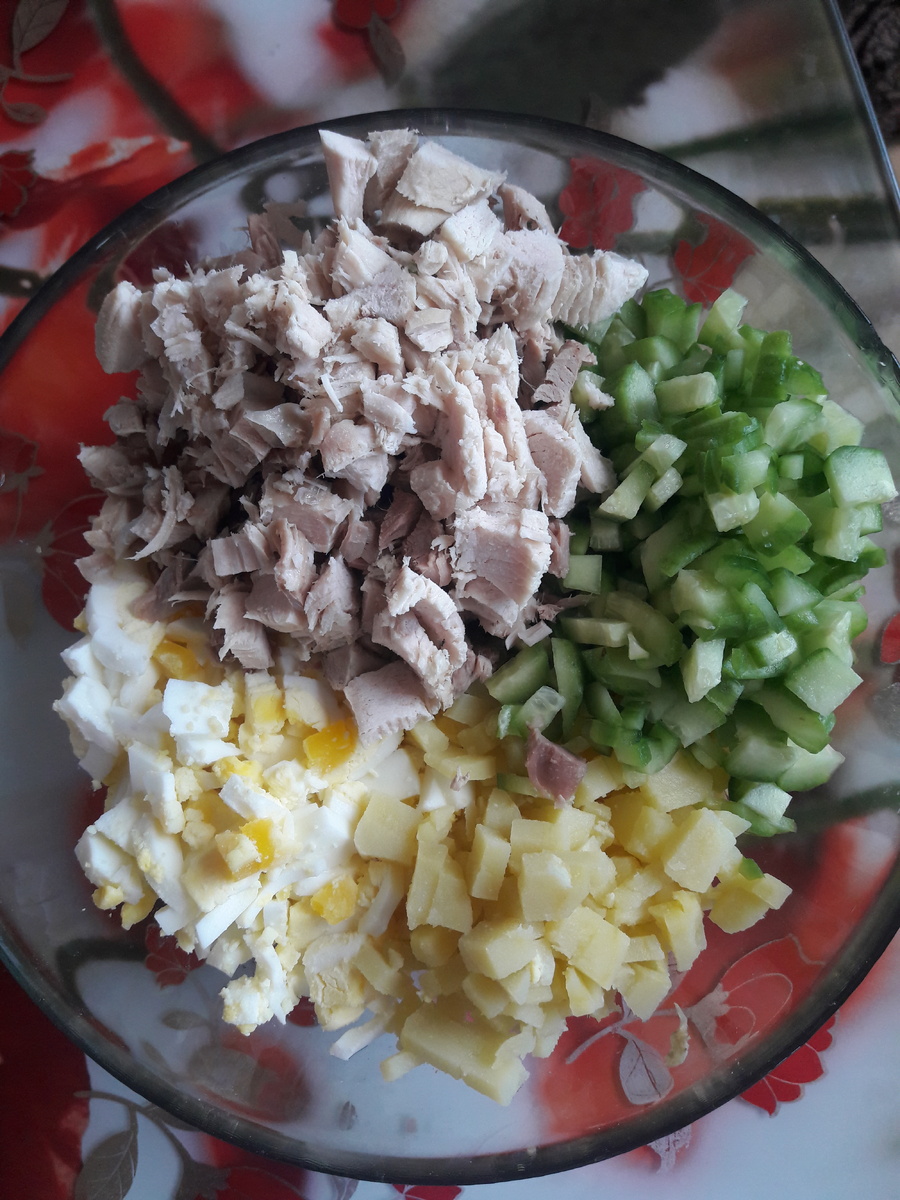Салатик из огурцов, мяса, яиц и картофеля 