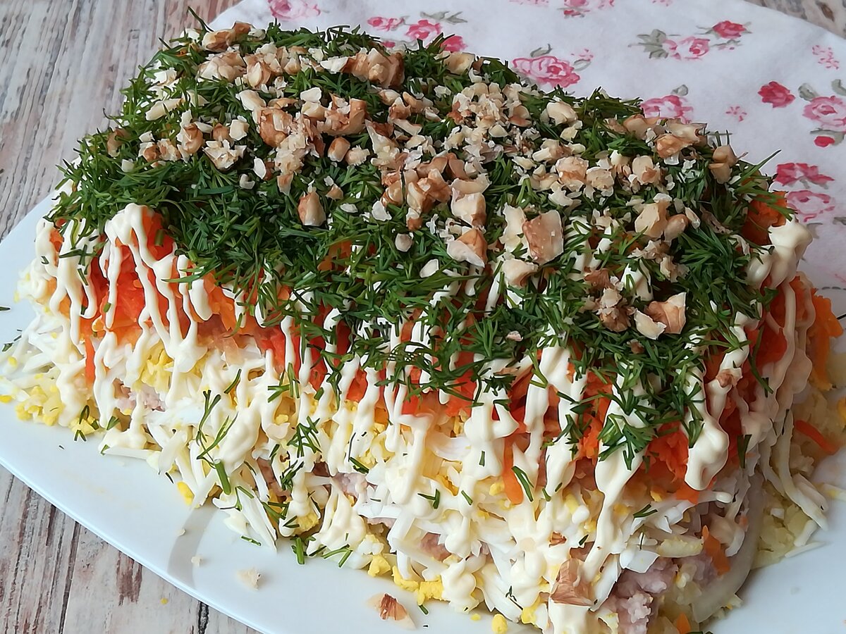Рецепты вкусных салатов на зиму домашняя. Праздничные салаты. Вкусные салаты на праздничный стол. Салаты слоёные на праздничный стол вкусные. Необычные салаты на праздничный стол.