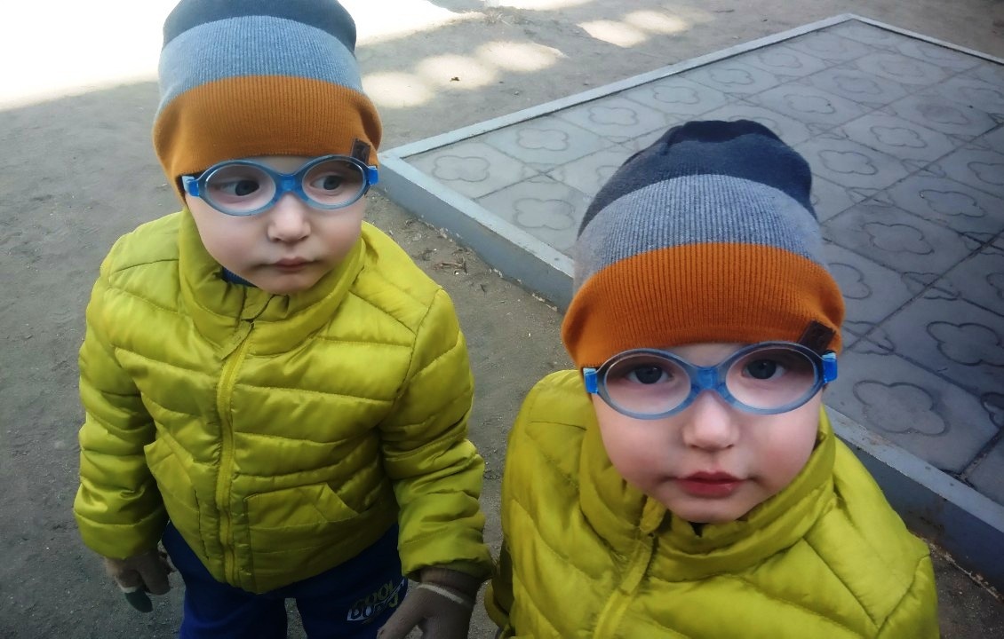 По дороге из поликлиники, близнецы Саша и Леша 3,5 года