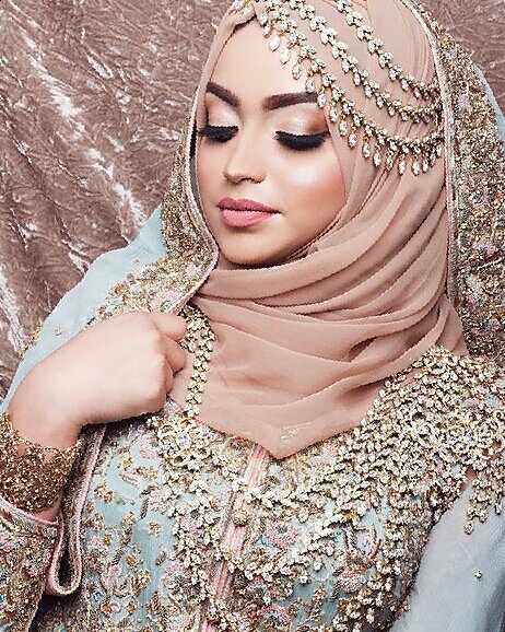 Существуют древние исламские традиции, которые и до сих пор помогают мусульманкам сохранять свою красоту. 
1. Сурьма - природная подводка для глаз. Это идеальный карандаш для глаз, который не размазывается, им можно пользоваться ежедневно. Сурьма подчеркивает и выделяет красоту и глубину глаз, делая женщину более привлекательной.
Современная сурьма делается из сажи и гхи (разновидность очищенного топлёного масла). Традиционно приготовленная сурьма содержит свинец, поэтому при покупке краски для век убедитесь в отсутствии в ее составе свинца.

2. Хна - растение, измельченное до порошкообразного состояния, который используется для окрашивания кожи, волос и ногтей. Это древний обычай, который был широко распространен среди мусульман и многих других культур и никогда не выходил из моды. Ее применение поощряется в исламе.

Хна в пастообразном состоянии применяется для волос, тела и лица. Хна также используется для нанесения рисунков на теле – мехенди. Сложные узоры хной рисуют на теле невесты при подготовке к свадьбе. Мусульманские женщины также красят ногти хной.

Многие продукты, названные хной, на самом деле не всегда являются натуральной хной. Производители утверждают, что есть черная, оранжевая и желтая хна, но на самом деле хна красновато-коричневая. Фабричная хна может содержать вредные химические вещества. Чистая хна не является вредной и не жжет во время применения. Сегодня популярно добавлять в хну скипидар или другие химические вещества, но традиционно ее смешивали с такими натуральными продуктами, как лимонный сок и чай.

3. Вода. Даже полторы тысячи лет назад в аравийских пустынях, где не хватало воды, пророк Мухаммад (мир ему) сказал о регулярном мытье водой, он не любил неопрятный вид и неприятные запахи. Мусульмане тщательно моют лица, руки до локтей и ноги, чтобы быть чистыми для совершения ежедневных молитв. Вы можете себе представить, как вода улучшает цвет лица и придает ей сияние.

4. Оливковое масло. Олива известна в исламе как благословенное дерево, а ее плоды обладают чудодейственными косметическими свойствами. Оливковое масло рекомендуется наносить на тело и волосы, а также употреблять внутрь. После купания его можно использовать в качестве увлажняющего масла для лица и тела, наносить на волосы. Оливковое масло разглаживает кожу и обладает сильным омолаживающим эффектом, укрепляет ногти и смягчает волосы. 

5. Мисвак. Ветка ближневосточного дерева "арак" использовалась мусульманами в качестве зубной щетки много веков назад. Мисвак использовался, чтобы чистить зубы и освежить дыхание. Ислам призывает всех мусульман чистить зубы мисваком перед каждой молитвой. Те, кто реализует это на практике (вдобавок к здоровому питанию и образу жизни) имеют белые и  здоровые зубы и в старости.

В ходе исследования, проведенного в 2003 году, ученые сравнили пользу применения мисвака и обычной зубной щетки. Результаты оказались в пользу мисвака.

6. Парфюмерия. Пророк Мухаммад (мир ему) сказал, что две самые заветные вещи в этом мире - это женщины и духи. Очаровательные ароматы применяются мусульманскими женщинами для привлечения мужа и возрождения чувств.  Концентрированные духи очень популярны в мусульманском мире, так как они не содержат спирта, а запах держится дольше. Практикующей мусульманке запрещено наносить духи перед незнакомыми мужчинами, которые могут почувствовать соблазнительность ее аромата.

7. Здоровое питание и образ жизни. Мусульманину рекомендуется употреблять здоровую, благотворную еду и продукты, и запрещено употреблять вещи, которые наносят вред его здоровью. Запрещенные в исламе алкоголь и сигареты вызывают рак легких и многочисленных заболевания. Таким образом, мусульманская женщина имеет меньше риска развития рака, выкидышей, проблем с сердцем, печеночной недостаточности и прочих болезней. В Коране сказано: "Тебя (о Мухаммад!) спрашивают, что разрешается им в пищу. Скажи им: "Вам Аллах разрешает блага, которыми наслаждаются чистые, здоровые души" (Коран 5:04).

Жизнь мусульманки больше в качестве, чем количестве. Лучшие вещи в жизни - это не «вещи».  Она показывает признательность своему Творцу, заботясь о своем теле и мыслях, которые будут у нее лишь один раз. Прилагая все усилия и предоставляя свою судьбу тому, кто даровал ей драгоценный подарок жизни, она получает удовлетворение и душевное спокойствие. Это, в свою очередь, придает ей внутреннюю красоту, которая затмевает временную физическую красоту тела, ведь только красота сердца не затмеваема и вечна.