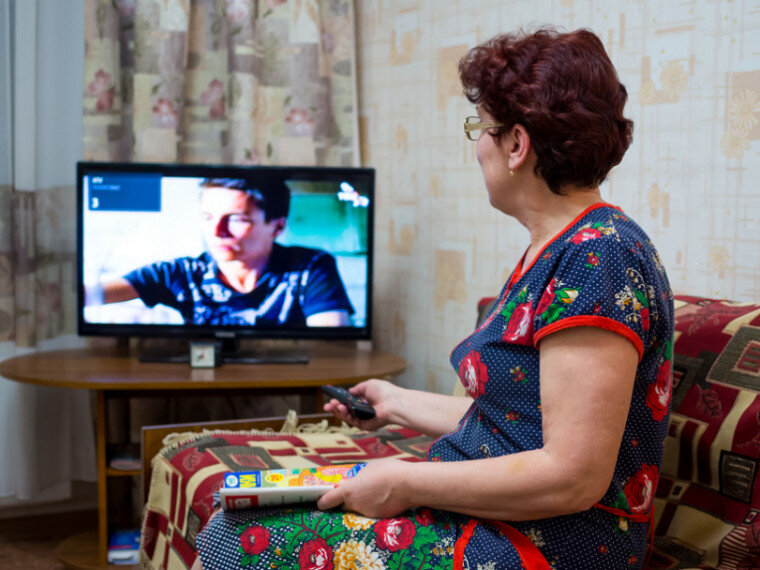Вещание российских. Телевидение. Бабка у телевизора. Пожилой у телевизора. Бабушка перед телевизором.