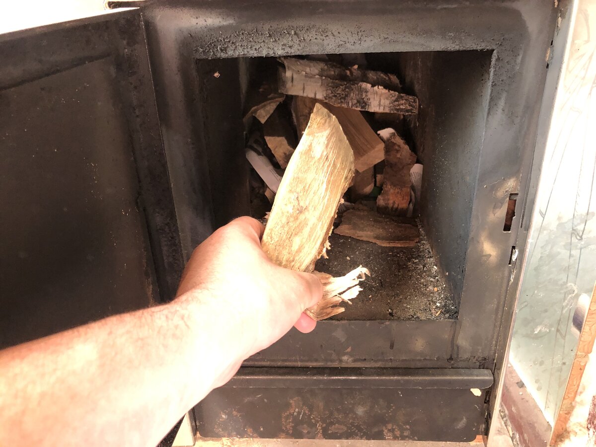 Закладываю дрова в печь.