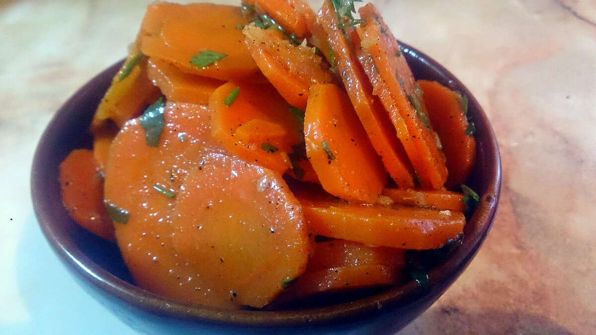 Жарим лук и морковь. Как вкусно приготовить лук и морковку. Обжариваем лук и морковь на сковороде. Жареная капуста на сковороде с томатной пастой и сосисками. Макароны с морковью и луком.