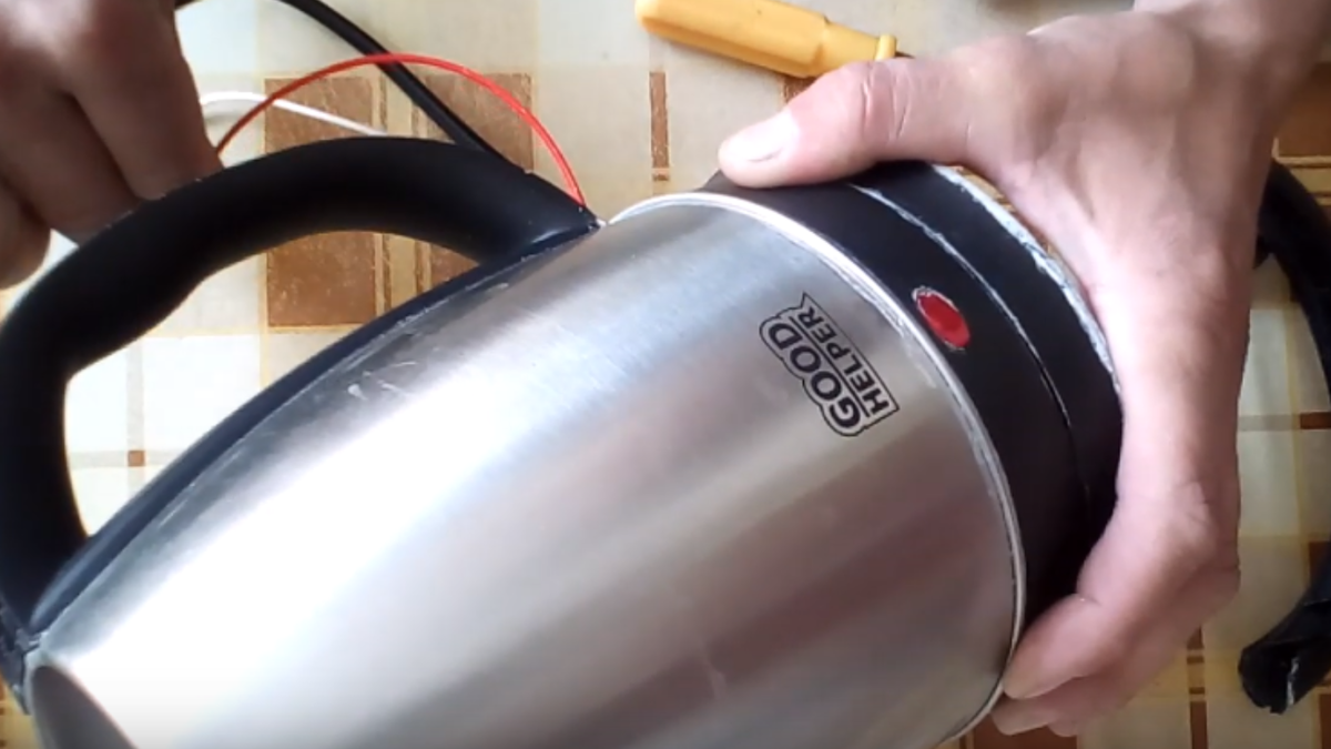 Крышка от электрочайника. Починка электрочайника. Где можно отремонтировать чайник. Нагревательный элемент электрического чайника. Чинит чайник.