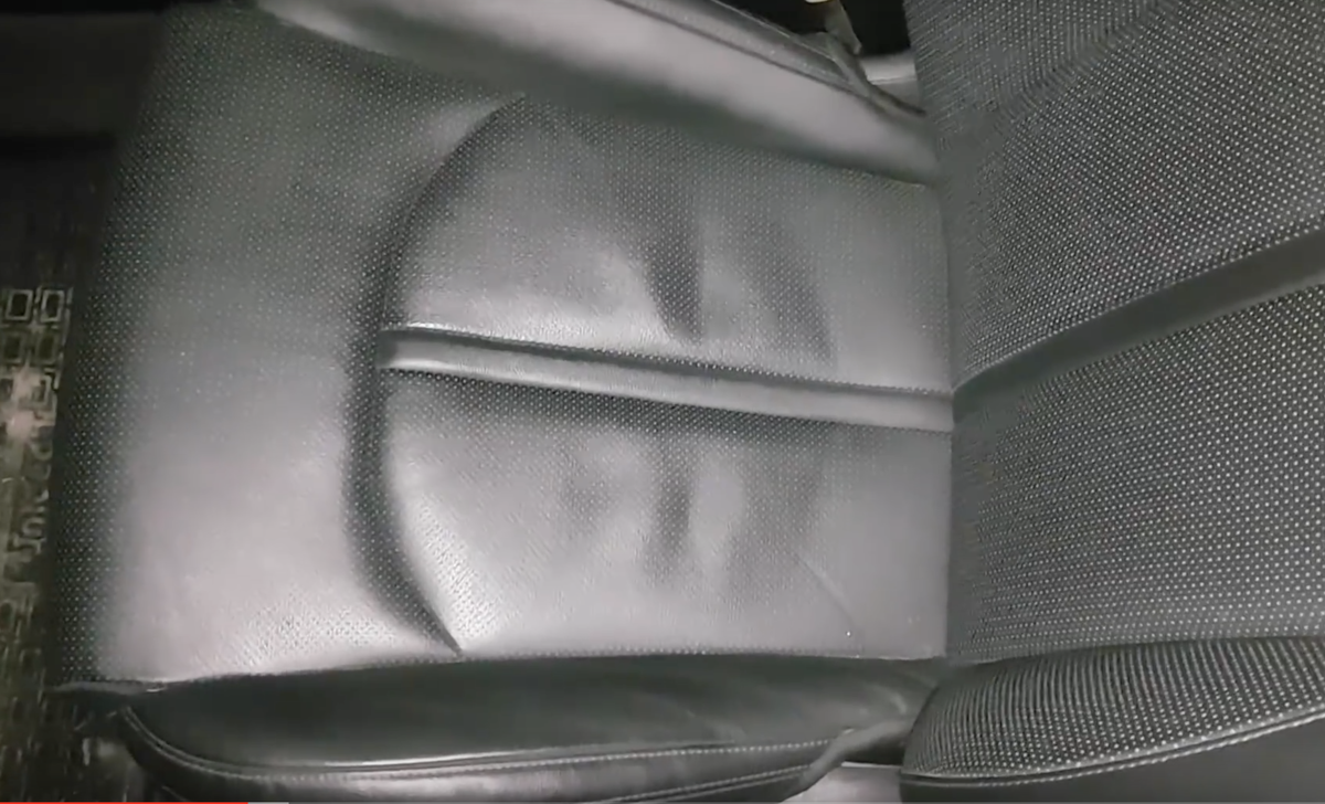 Изломы на боковине кресла и вмятины заставляют задуматься о пробеге но на щитке приборов 22 тысячи это очень странно. Есть и плюс она черного цвета но не для кого не секрет что все такси в пленке так что этот аргумент сразу отметаем. Сильно смущает еще и тот факт что у машины затерты все 4 поороога причем одинаково на каждой двери.  Состояние салона и порогов были одинаковые у всех киа а осмотрел за этот день я примерно 6 машин.