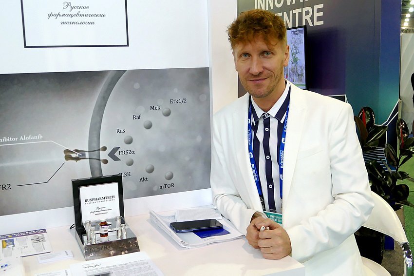 Илья Тимофеев, соавтор разработки препарата алофаниб, на стенде Фонда «Сколково» на конференции BIO в Филадельфии. Фото: Sk.ru