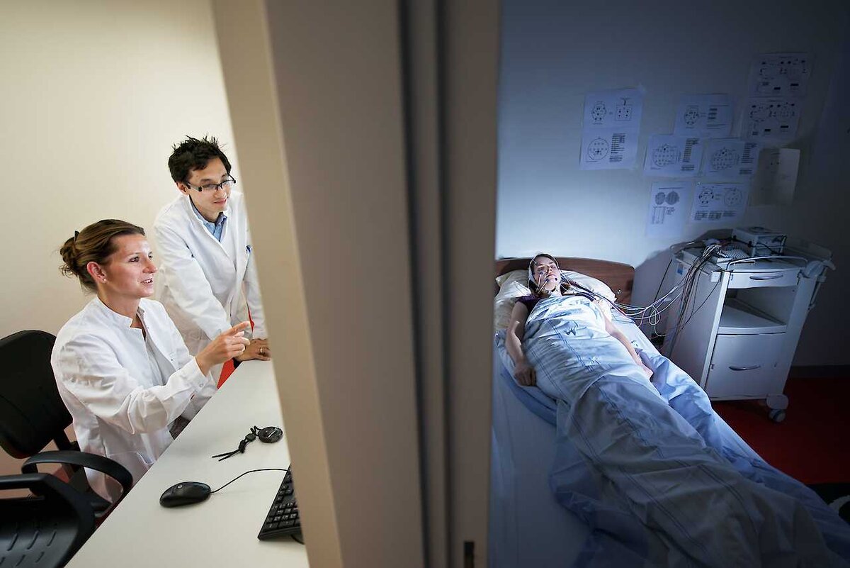 Полисомнографическое исследование сна. Полисомнография апноэ. Рекомендации при бессоннице. Сон ученых. Основные причины бессонницы.