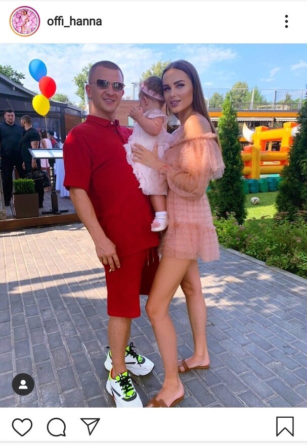 Вчера у нас был первый выход "в свет", мы катались на пони, играли с маленьким львенком и ползали на батуте. Наша малышка не такая уж и малышка. Она обожает людей, а особенно деток, всем машет, улыбается, пытается ущипнуть)))