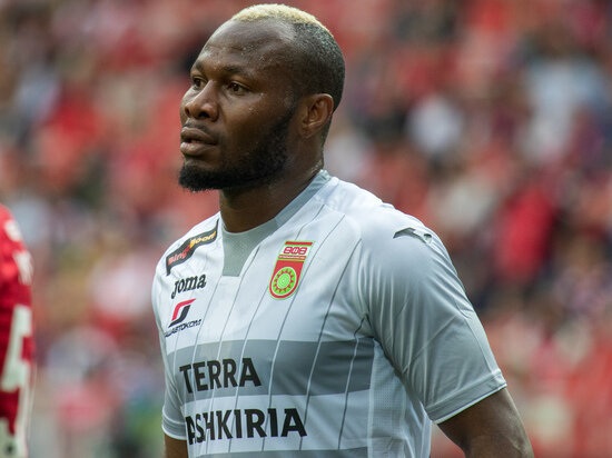 Иностранные футболисты и так играют ведущую роль даже в провинциальных командах. На снимке - лучший бомбардир "Уфы" Сильвестр Эмека Игбун,
 