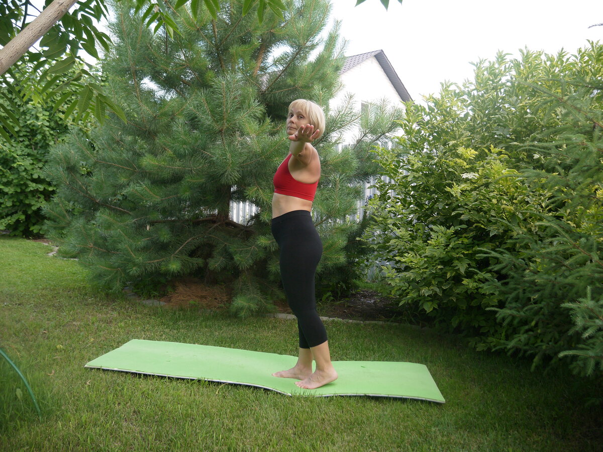 Встаньте прямо, руки вытяните. Начинайте вращаться по часовой стрелке вокруг своей оси.