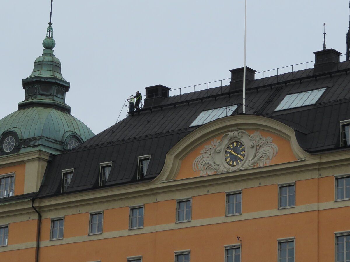 Часы на здании первого парламента