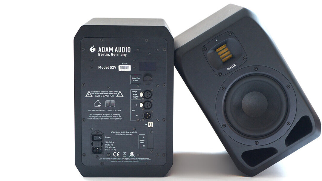 Активный 2-х полосный монитор ближнего поля Adam Audio S2V, который стоит 125 000 рублей.