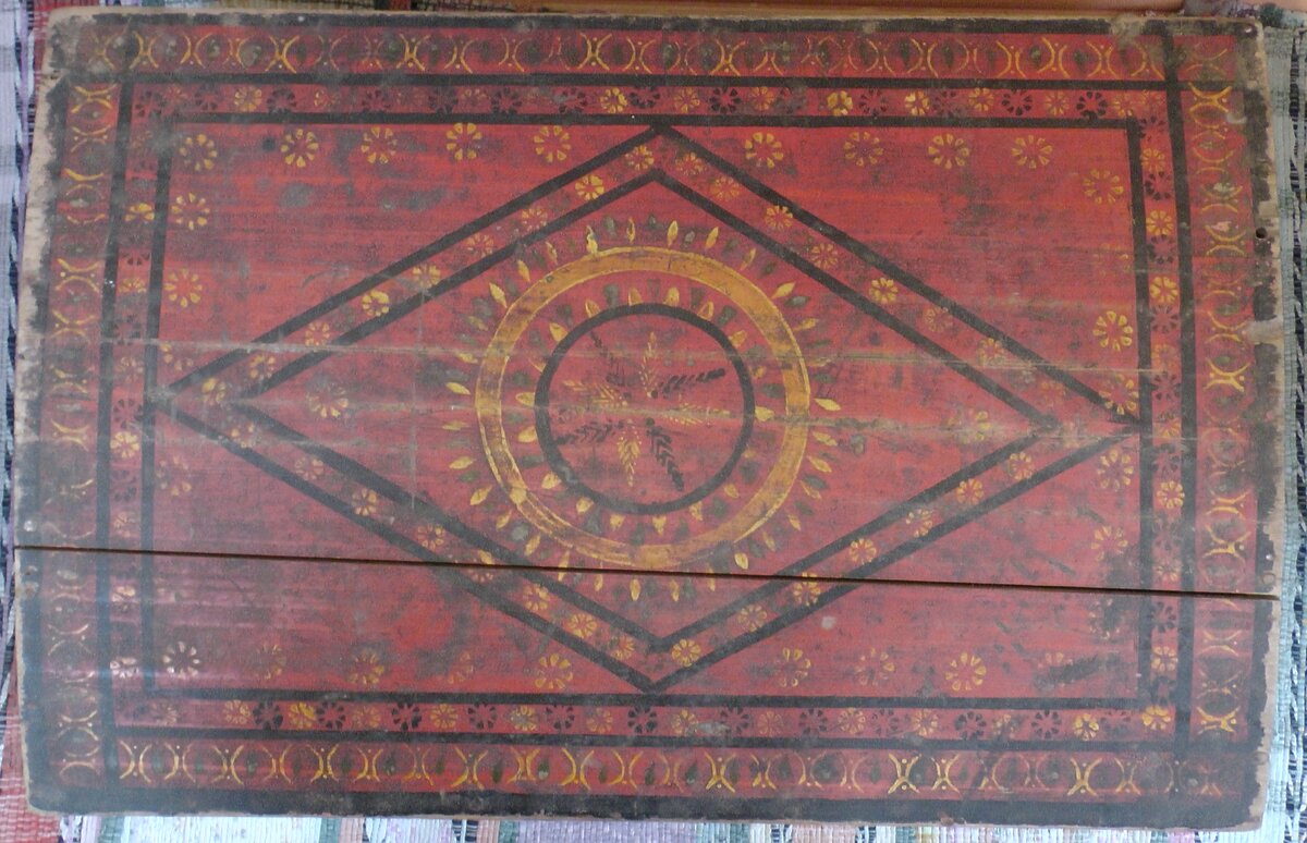 Старинный сундук расписанный в традициях Вятской сундучной росписи. Дерево. Частная коллекция. Киров