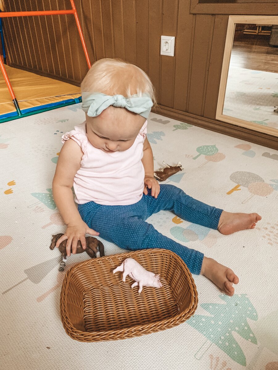 Игрушки для малышей до года. Занятия для мелкой моторики. Игрушки для детей. Чем занять ребенка в 1 месяц. Чем занять ребенка.