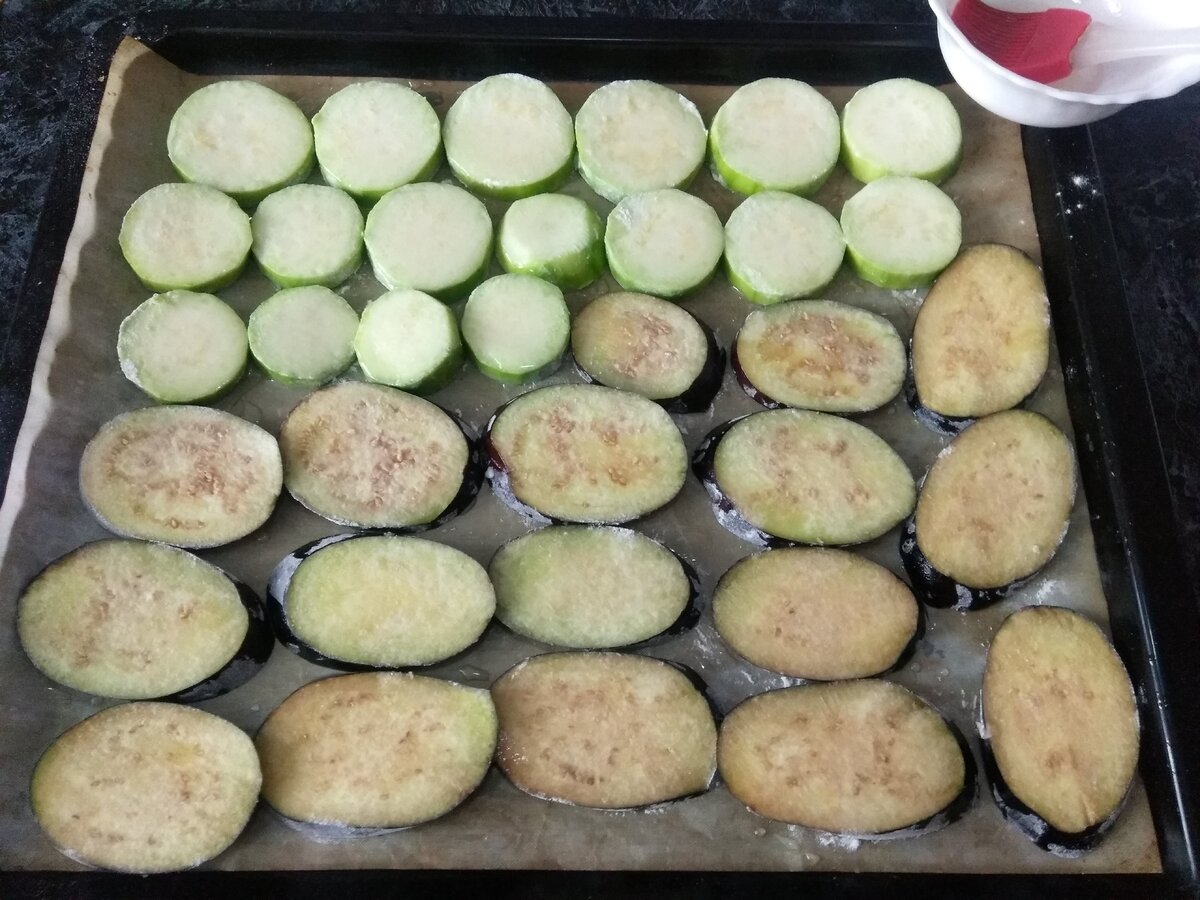 Жареные баклажаны и кабачки на сковороде