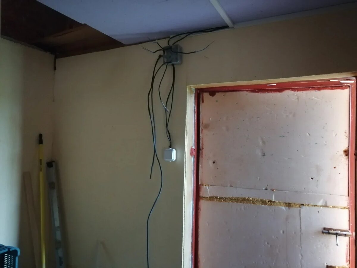 распред. коробка при входе