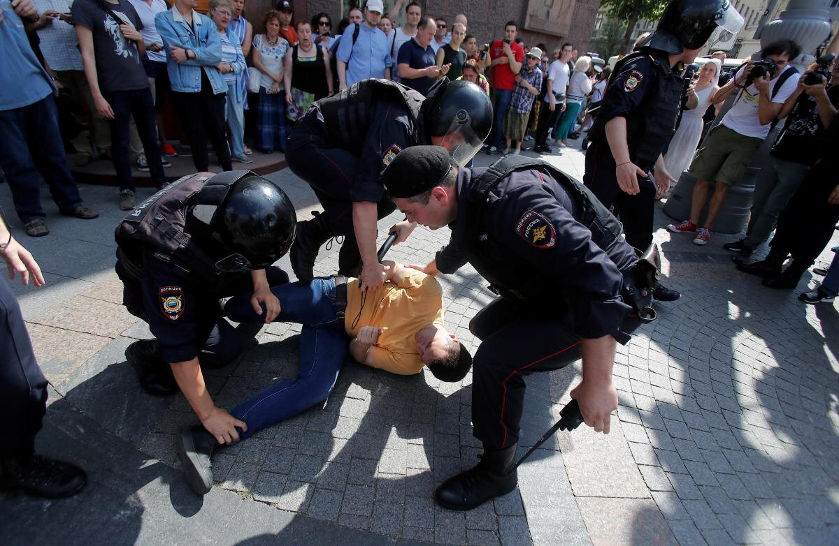 Избиение полицией. Митинг в Москве 27 июля 2019 ОМОН. Полиция в Москве разгоняет демонстрантов. Разгон демонстрации в Москве.