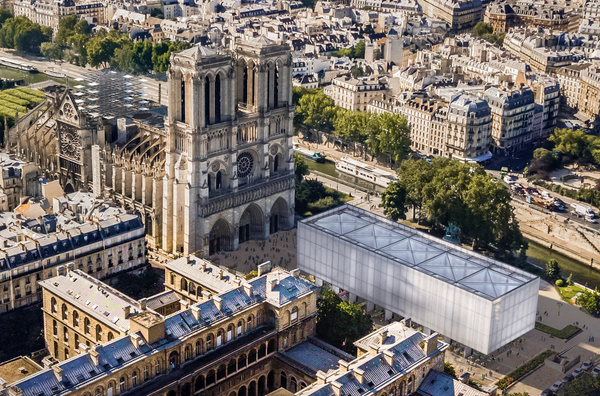 Станет ли пластиковый Pavillon Notre-Dame частью Собора Парижской Богоматери