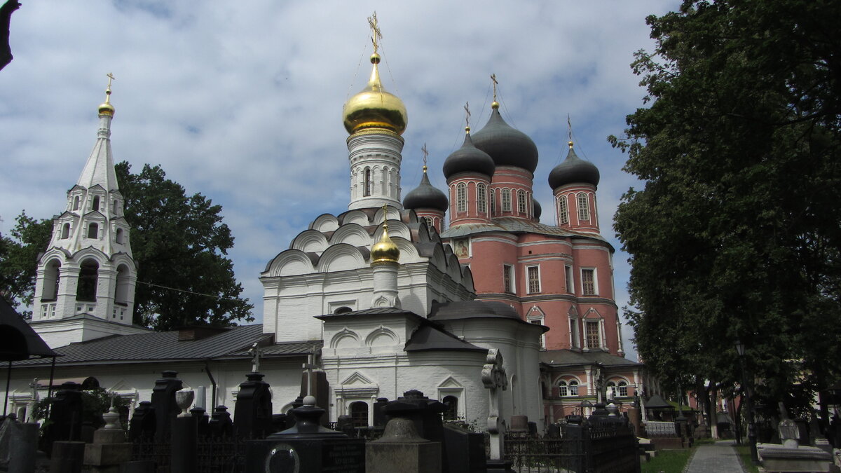 Малый и большой соборы Донского монастыря.