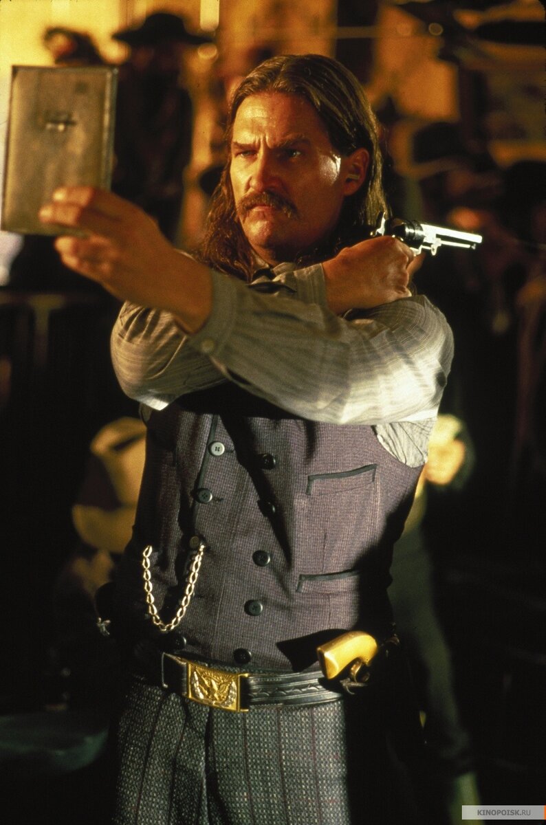 Мало кому известно, что на самом деле изобретателем зеркала заднего вида были не первые автогонщики, а  Дикий Билл Хикок. Хотя, как уже известно многим, это всё равно не спасло его от предательского выстрела в спину. 