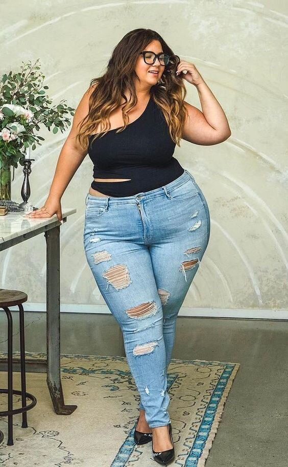 Пышечка в боди и джинсах