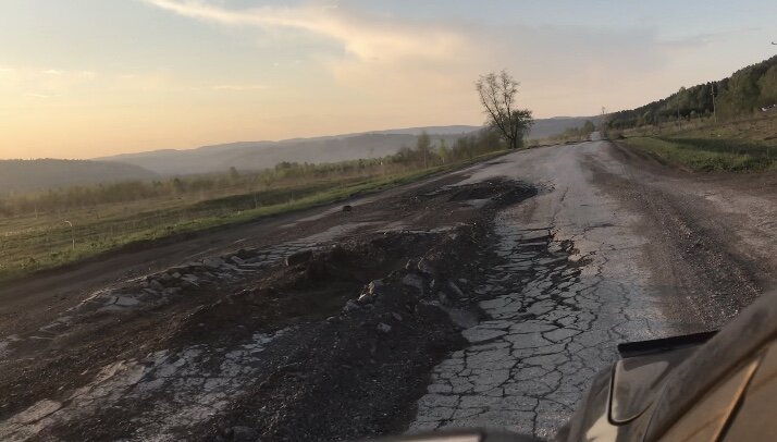 По дороге невозможно проехать, не задев дном автомобиля асфальт 