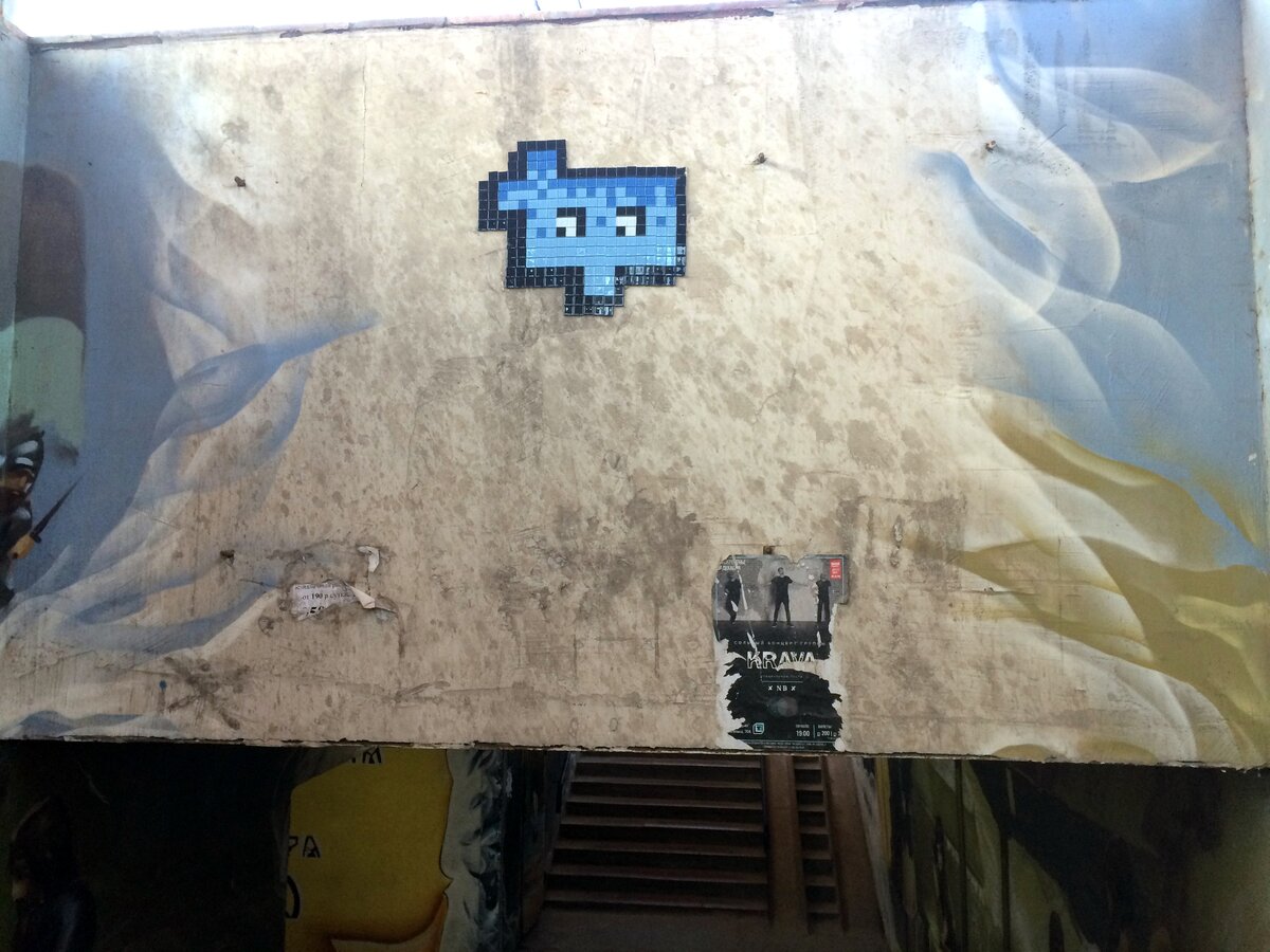 По краям - рисованные граффити. Сине-голубые плиточки как будто специально подобраны под общую гамму