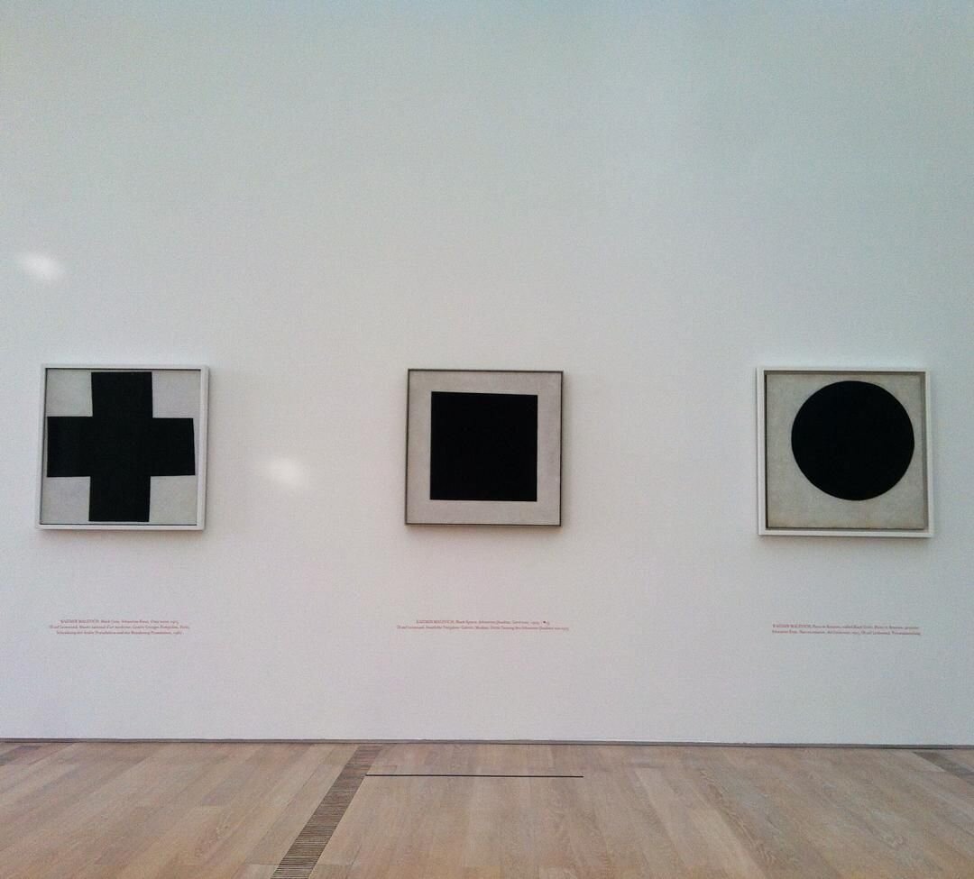 Триптих работ К.Малевича слева направо: "Черный крест", "Черный квадрат" и "Черный круг".