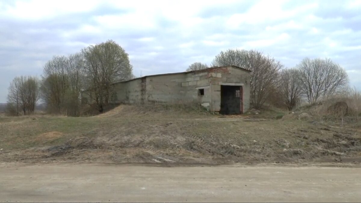 Заброшенная совхозная постройка на въезде в деревню Яровщина.