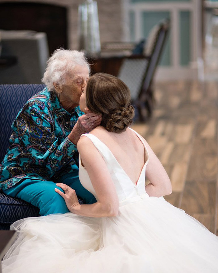 Бабушка в свадебном платье