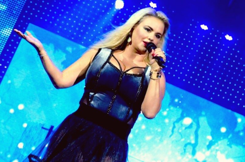 Семенович серебро грудь певица фестиваль микрофон 