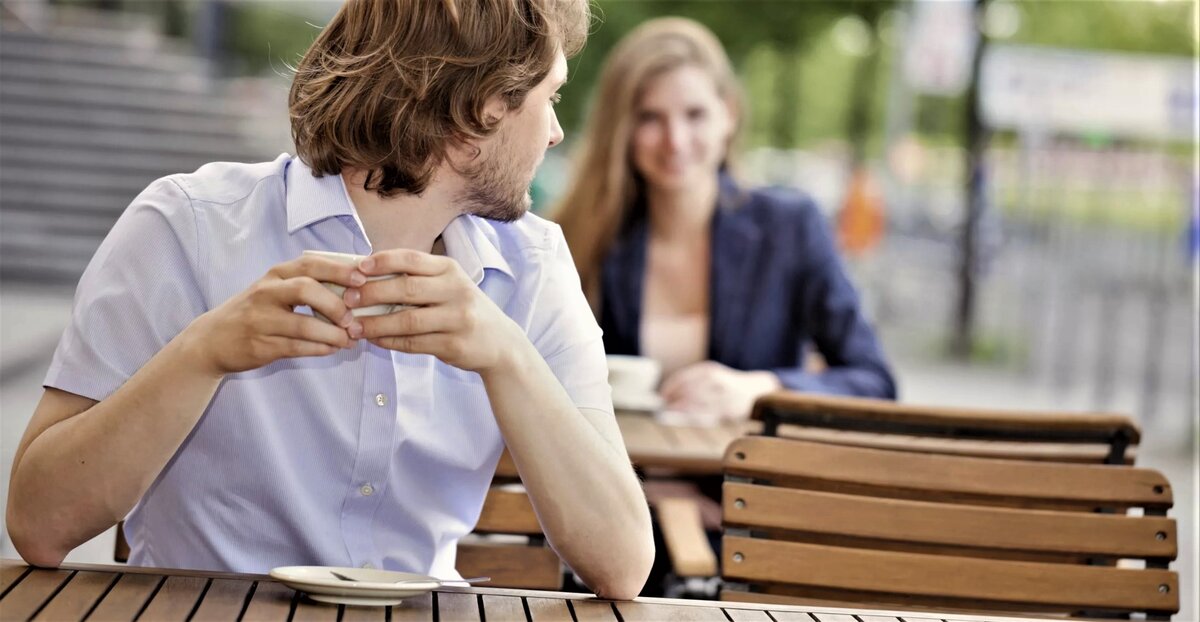 ребенок за компьютером. парень смотрит видео о природе. рандом кофе. дети с нарушением зрения. равноправие мужчин и женщин.