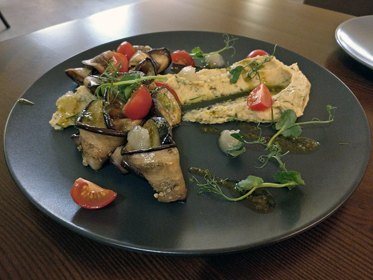 Карпаччо из баклажанов с хумусом и домашней питой, 390 рублей.  Фото - Таисия Токовая.